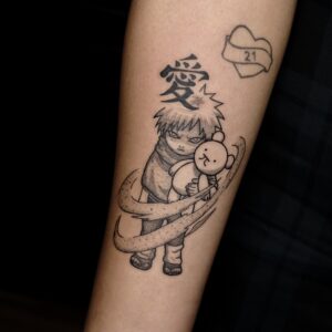 Tatuagem do Gaara com personagem segurando ursinho