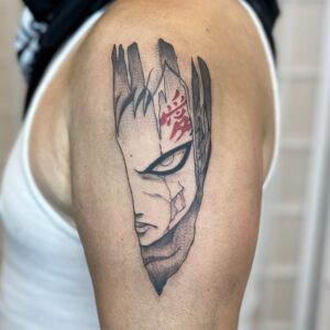 Tatuagem do Gaara com o rosto e símbolo no braço