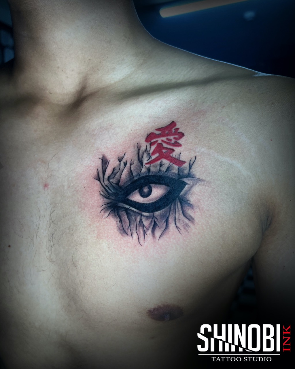 Tatuagem do Gaara com um olho e kanji no peito