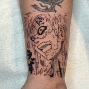 Tatuagem do Gaara com o rosto expressivo no antebraço