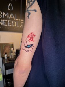 Tatuagem do Gaara com olho e kanji representando amor