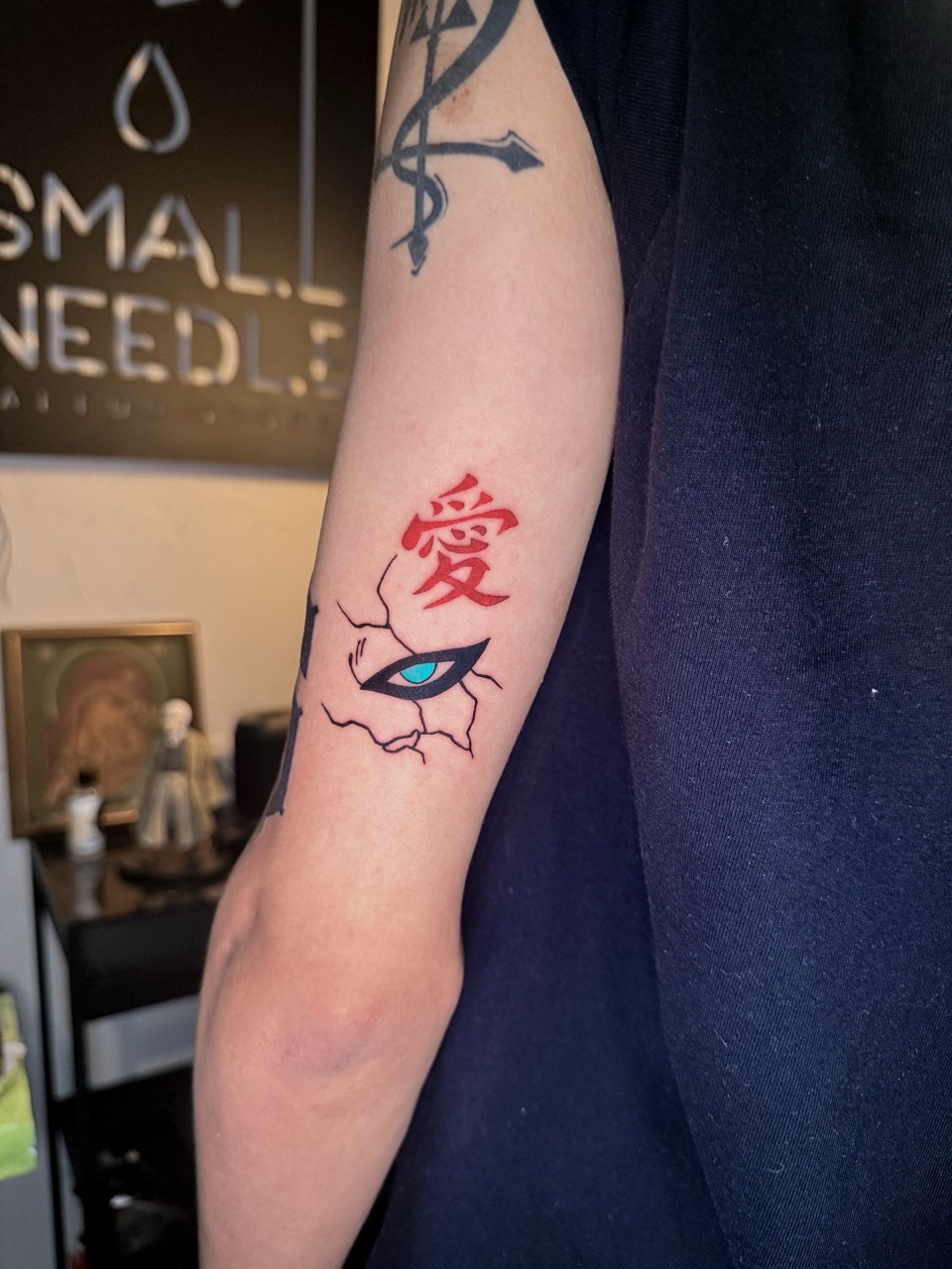 Tatuagem do Gaara com olho e kanji representando amor