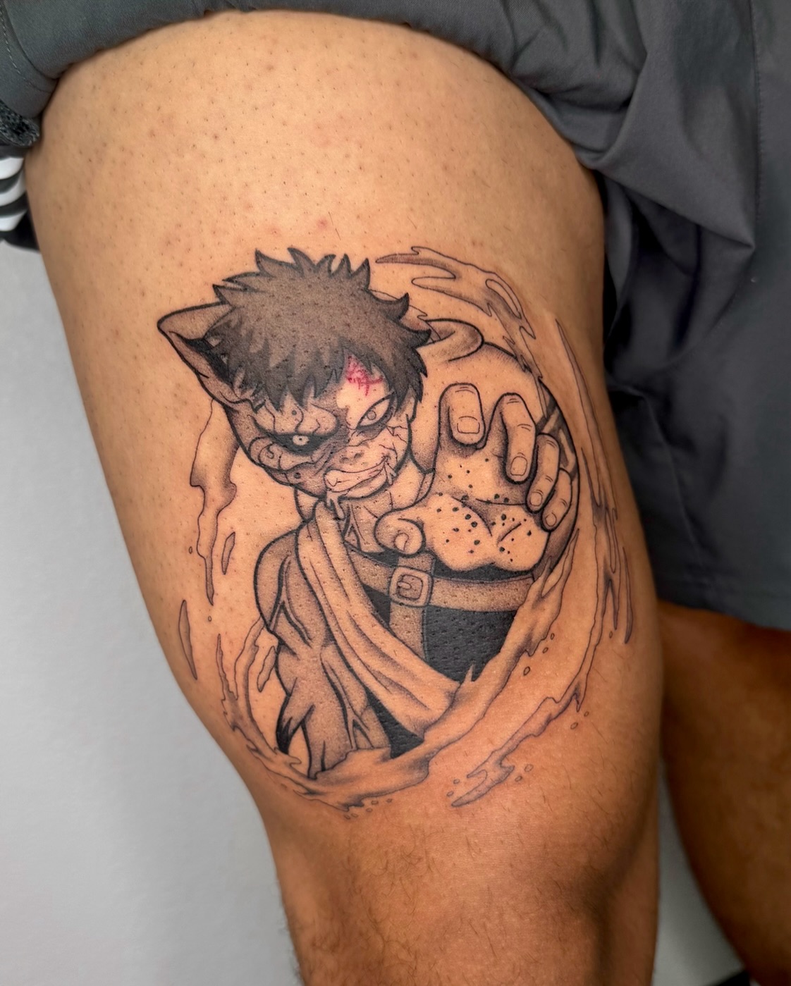 Tatuagem do Gaara com ele fazendo um gesto impactante