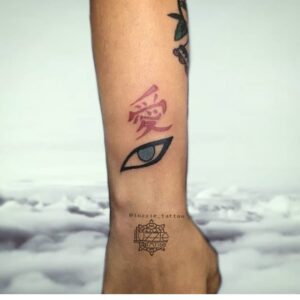 Tatuagem do Gaara com olho e símbolo do amor no braço