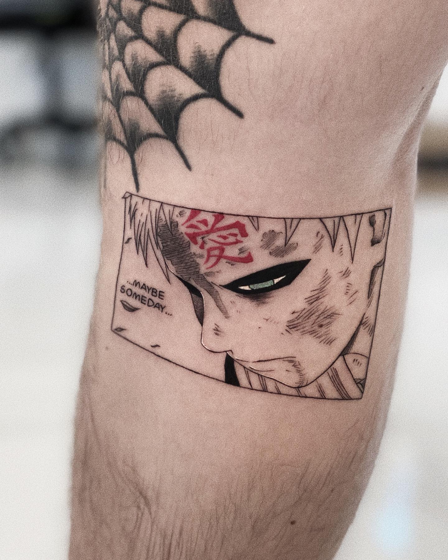 Tatuagem do Gaara com rosto e escrita no braço