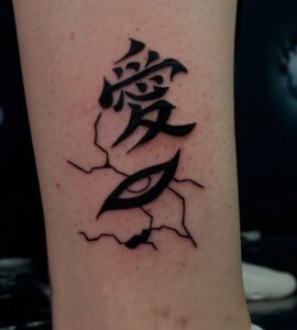 Tatuagem do Gaara com escrita e olho quebrando a pele