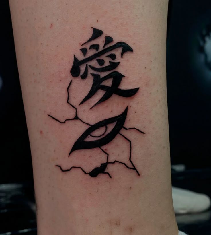 Tatuagem do Gaara com escrita e olho quebrando a pele