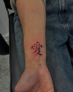 Tatuagem do Gaara com kanji em estilo moderno no braço