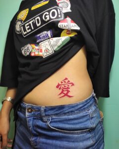Tatuagem do Gaara com símbolo em traço caligráfico no abdômen