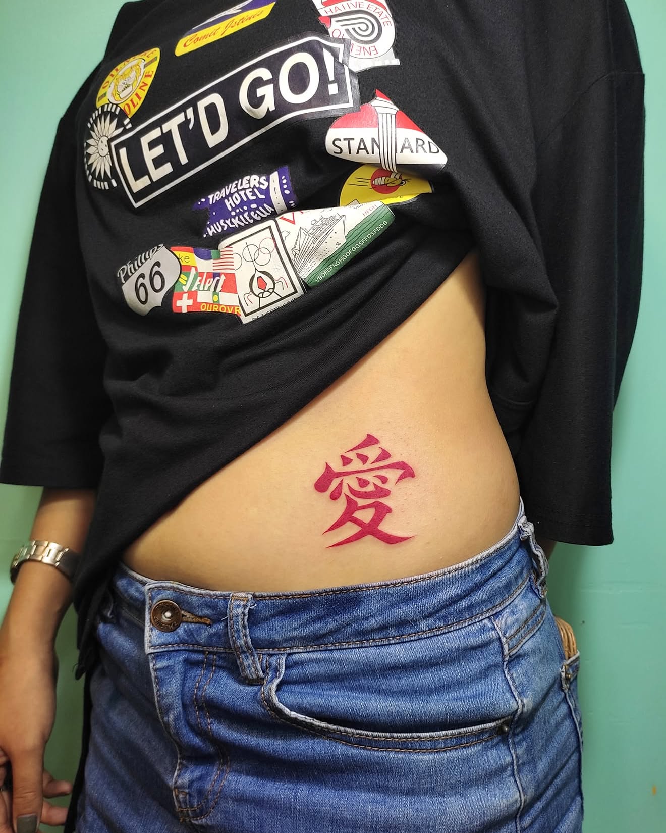 Tatuagem do Gaara com símbolo em traço caligráfico no abdômen