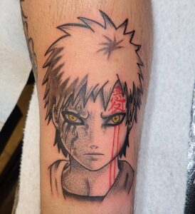 Tatuagem do Gaara retratando o rosto com detalhes impressionantes