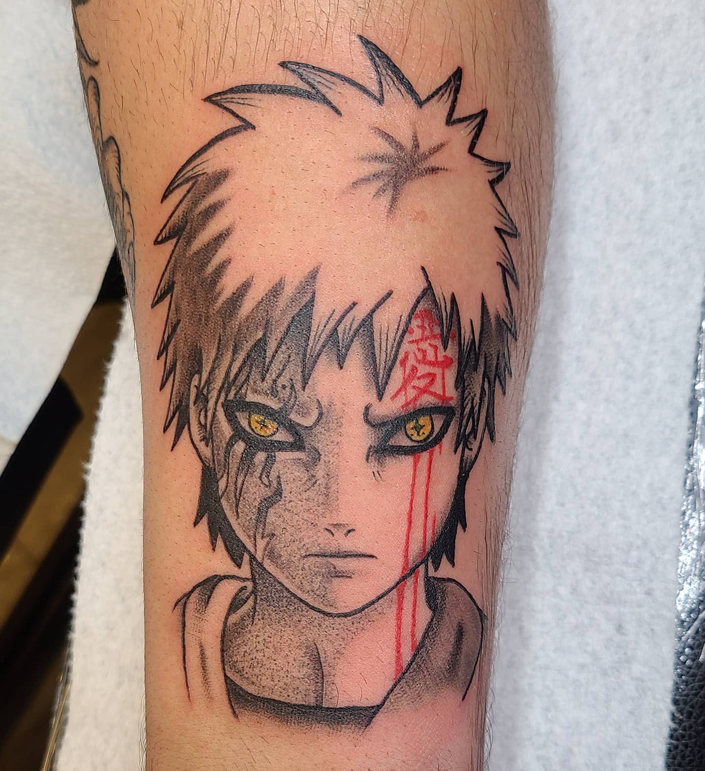 Tatuagem do Gaara retratando o rosto com detalhes impressionantes