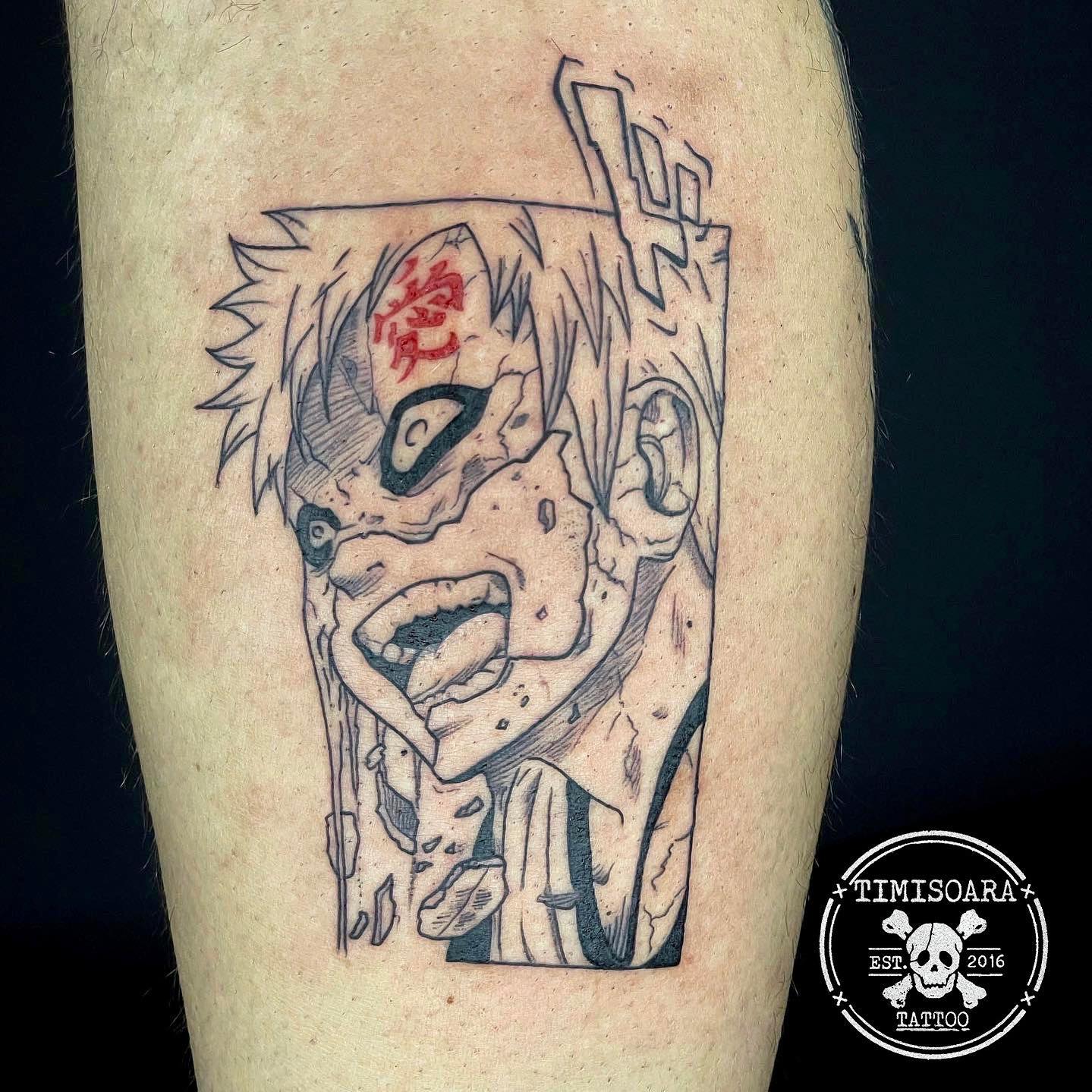 Tatuagem do Gaara com retrato detalhado no braço
