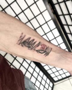 Tatuagem do Gaara com olhos e símbolo no antebraço