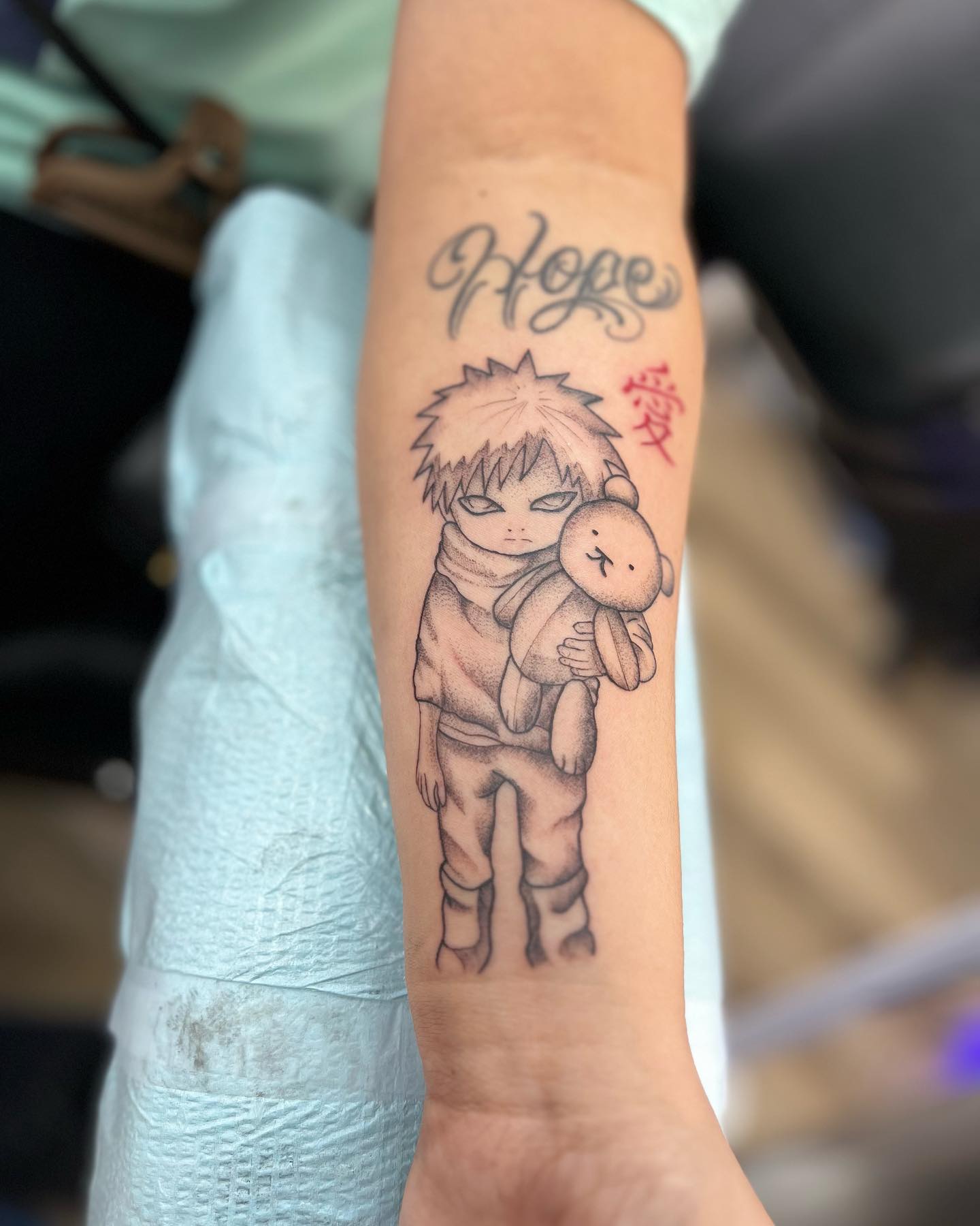 Tatuagem do Gaara segurando um coelho com a palavra Hope