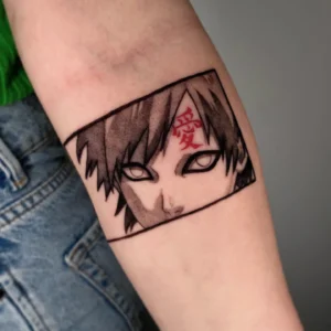 Tatuagem do Gaara com o rosto e símbolo no braço