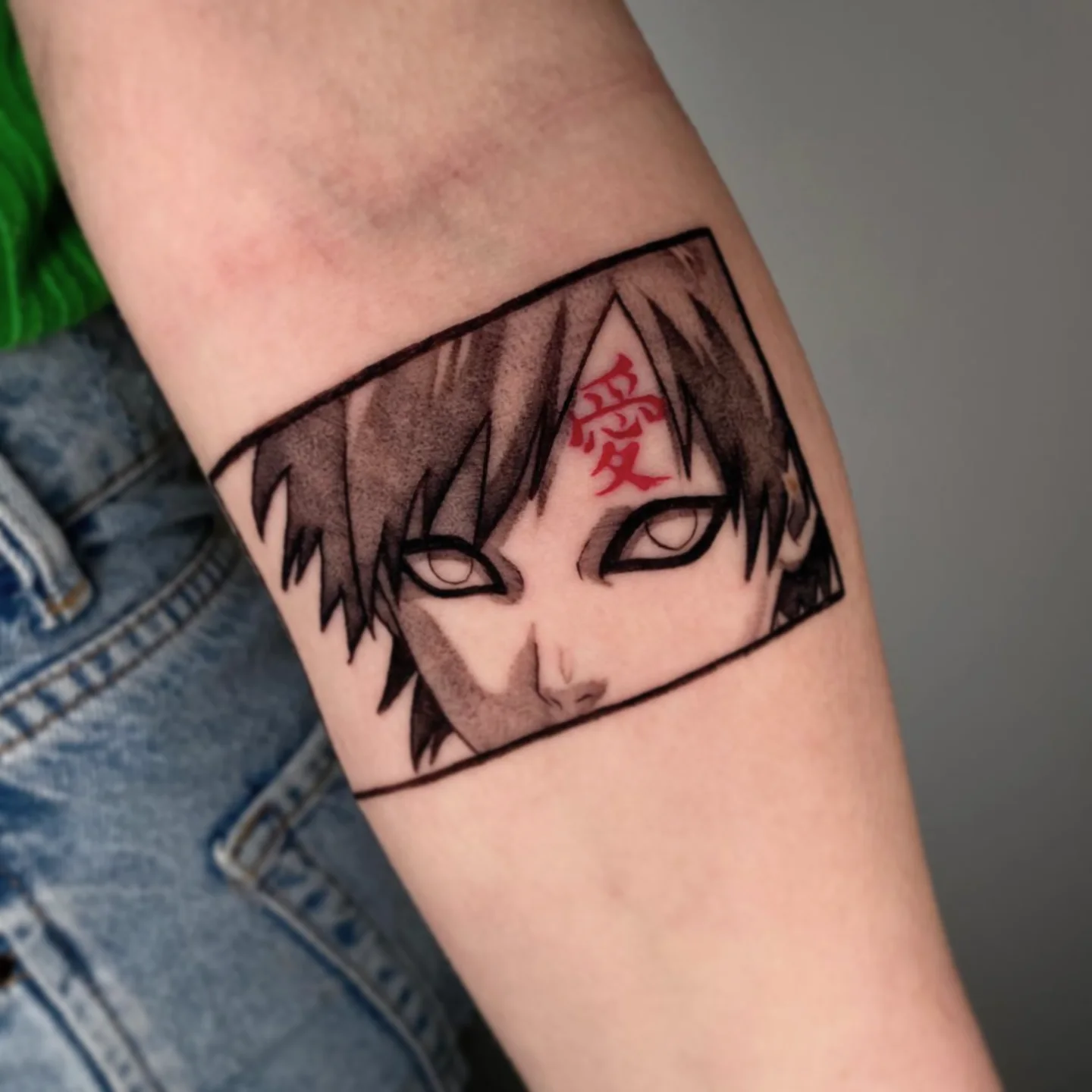 Tatuagem do Gaara com o rosto e símbolo no braço
