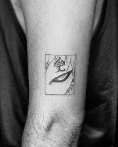 Tatuagem do Gaara com o rosto e símbolo na parte do braço