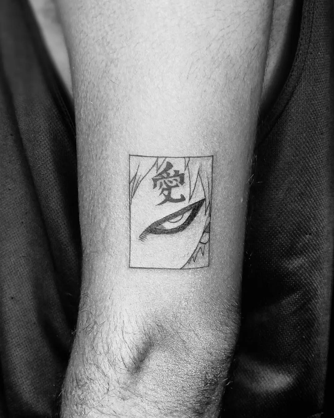 Tatuagem do Gaara com o rosto e símbolo na parte do braço