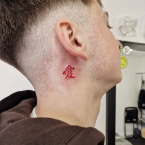 Tatuagem do Gaara com símbolo no lado do pescoço