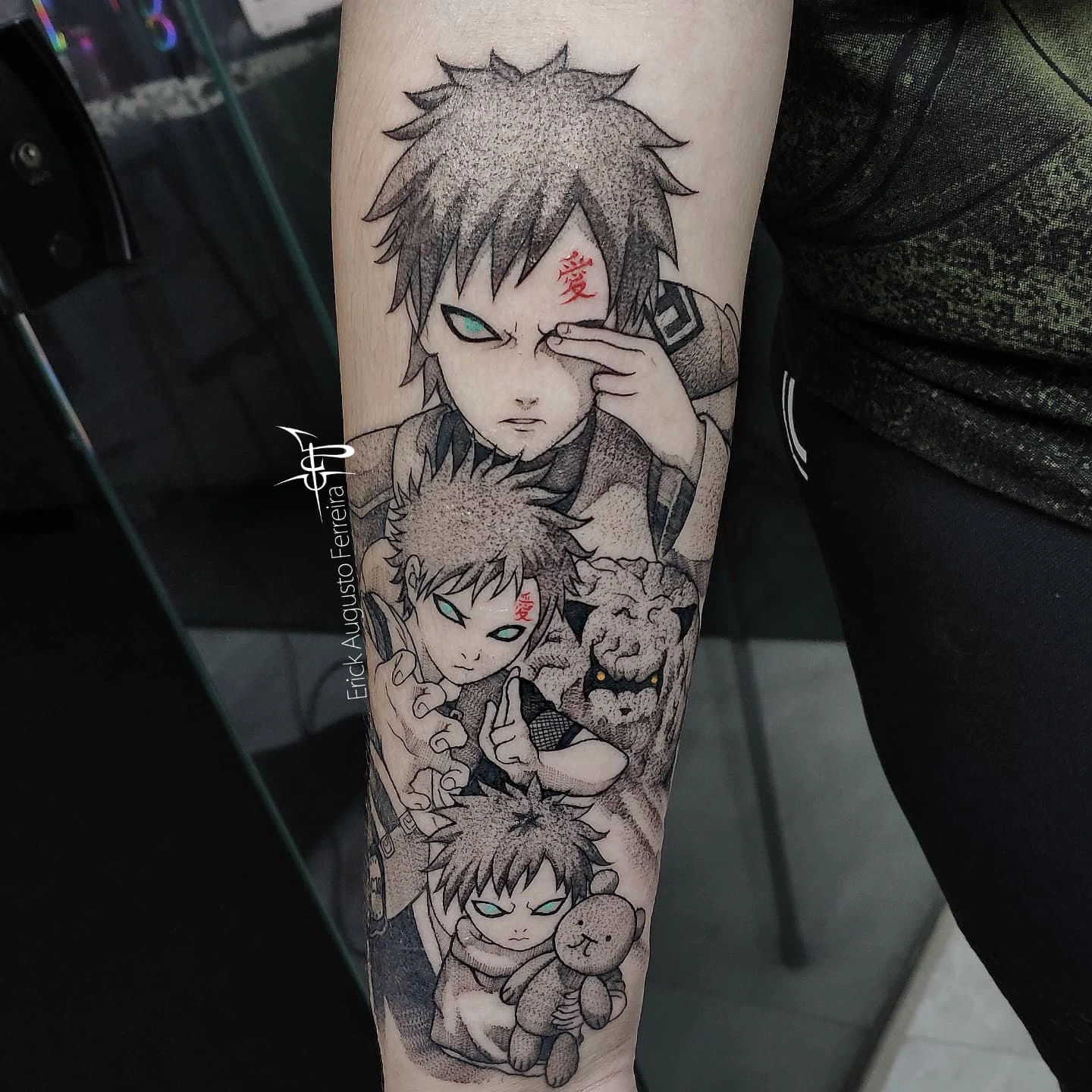 Tatuagem do Gaara com várias poses do personagem em destaque