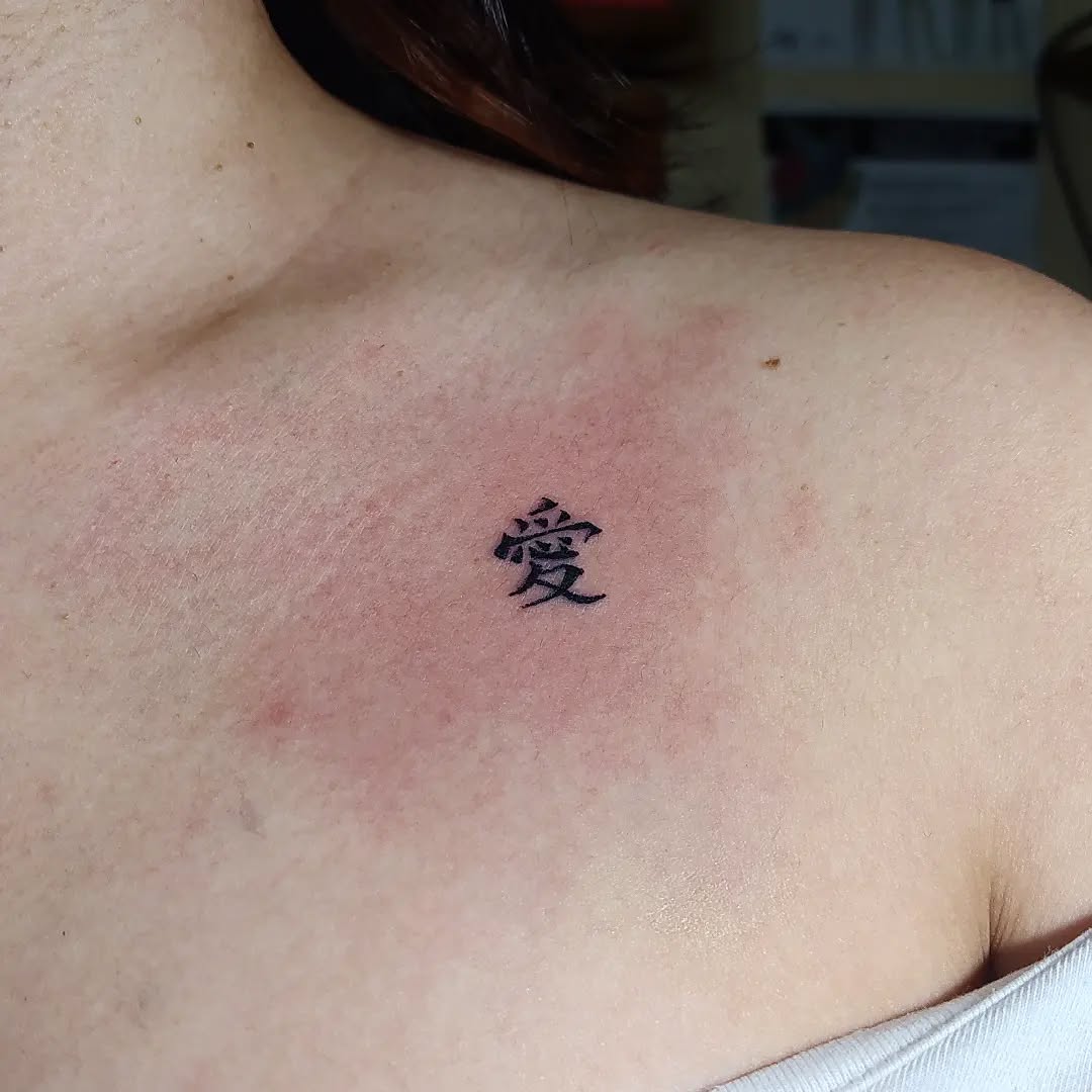 Tatuagem do Gaara com símbolo característico no ombro