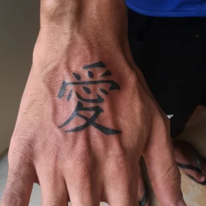 Tatuagem do Gaara com símbolo de amor na mão