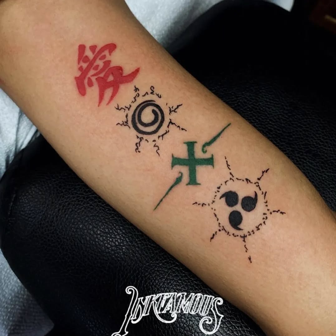 Tatuagem do Gaara com símbolos inspirados em Naruto no braço