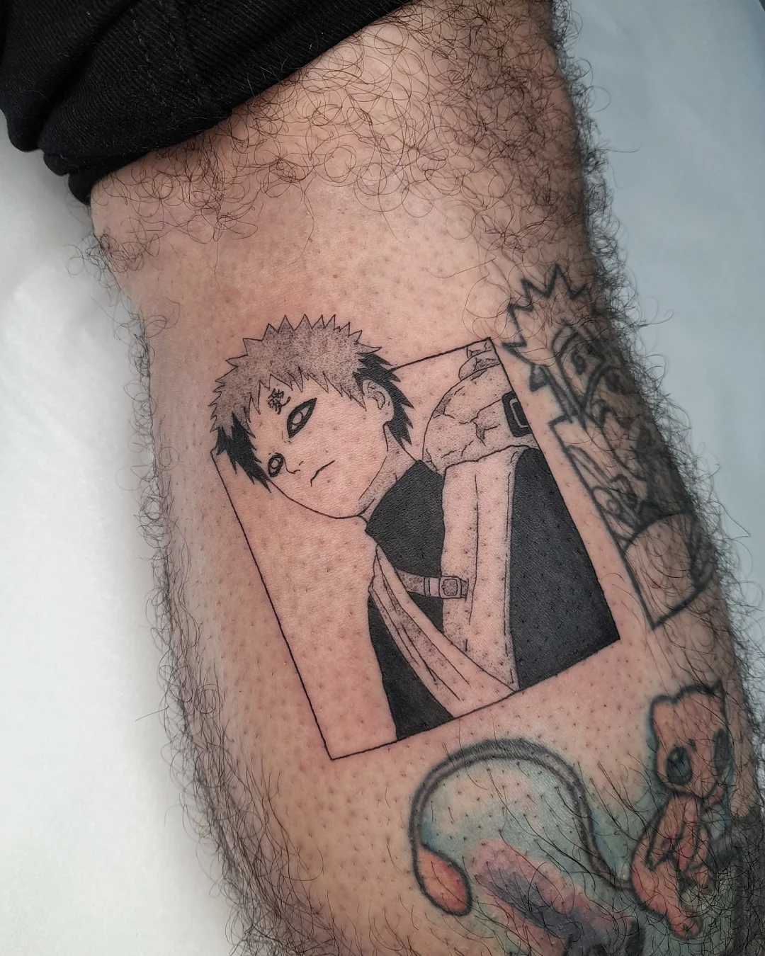 Tatuagem do Gaara em estilo retrato no braço