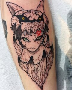 Tatuagem do Gaara com detalhe do rosto e o símbolo no peito