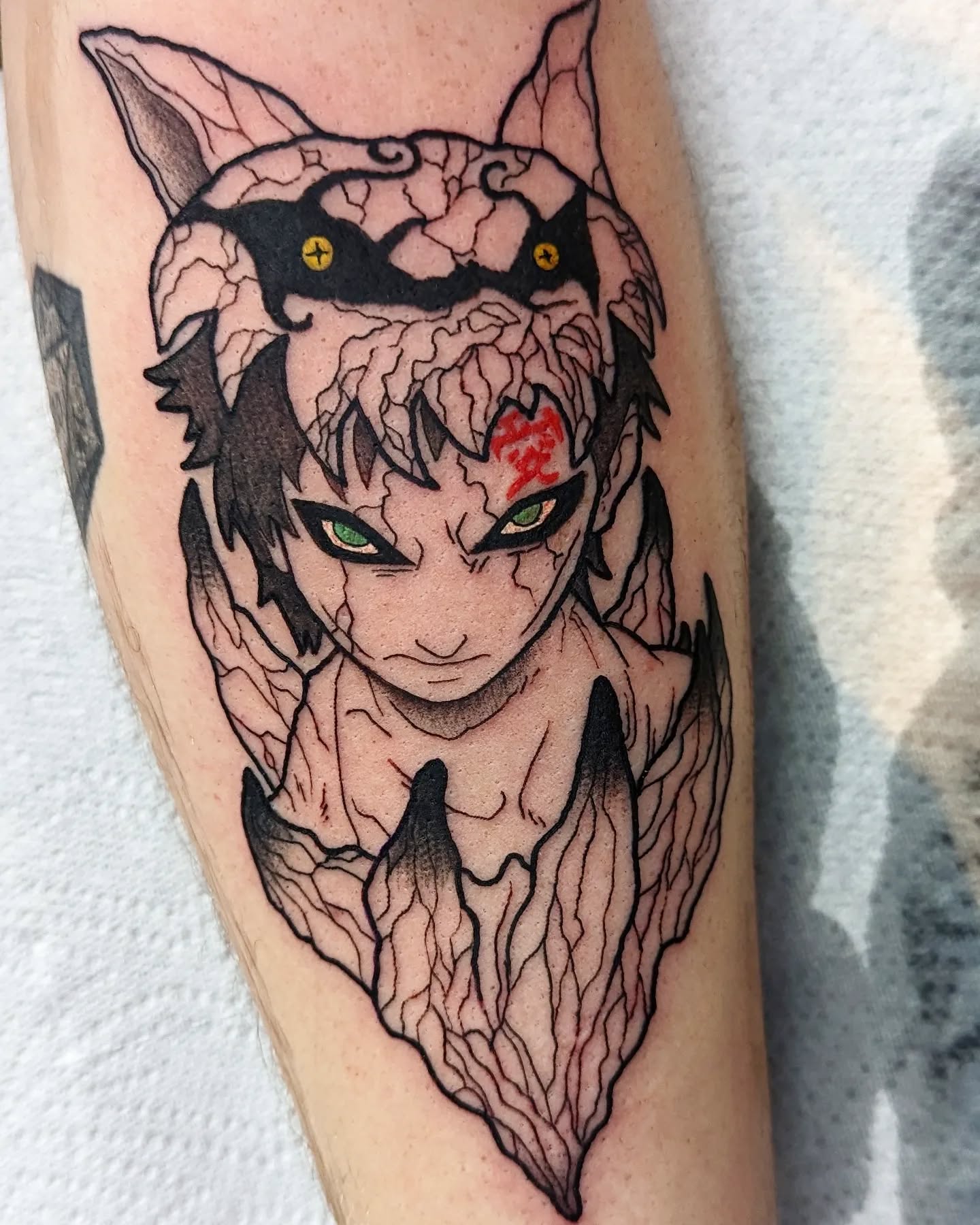 Tatuagem do Gaara com detalhe do rosto e o símbolo no peito