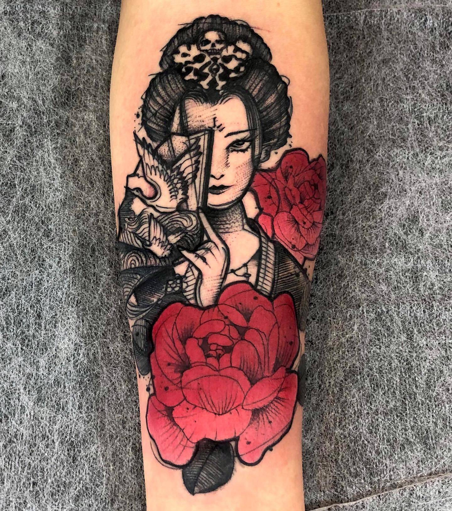Tatuagem de Gueixa com Flores Vermelhas e Elementos Tradicionais